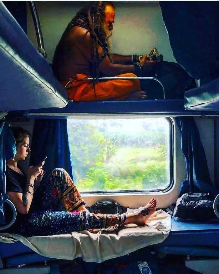 BanarasiIshq's tweet photo. इस उपवन की पगडण्डी पर बचकर जाना प्यारे
यहाँ मेनका की चितवन पर मत ललचाना प्यारे https://t.co/mE49pib7C3