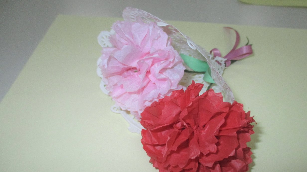 生麦地区センター 5 7 お花紙で作るカーネーション 1人2本ずつ作る予定でしたが みんなたくさん作ってくれました 素敵なプレゼントになりました T Co vjsoflwi Twitter