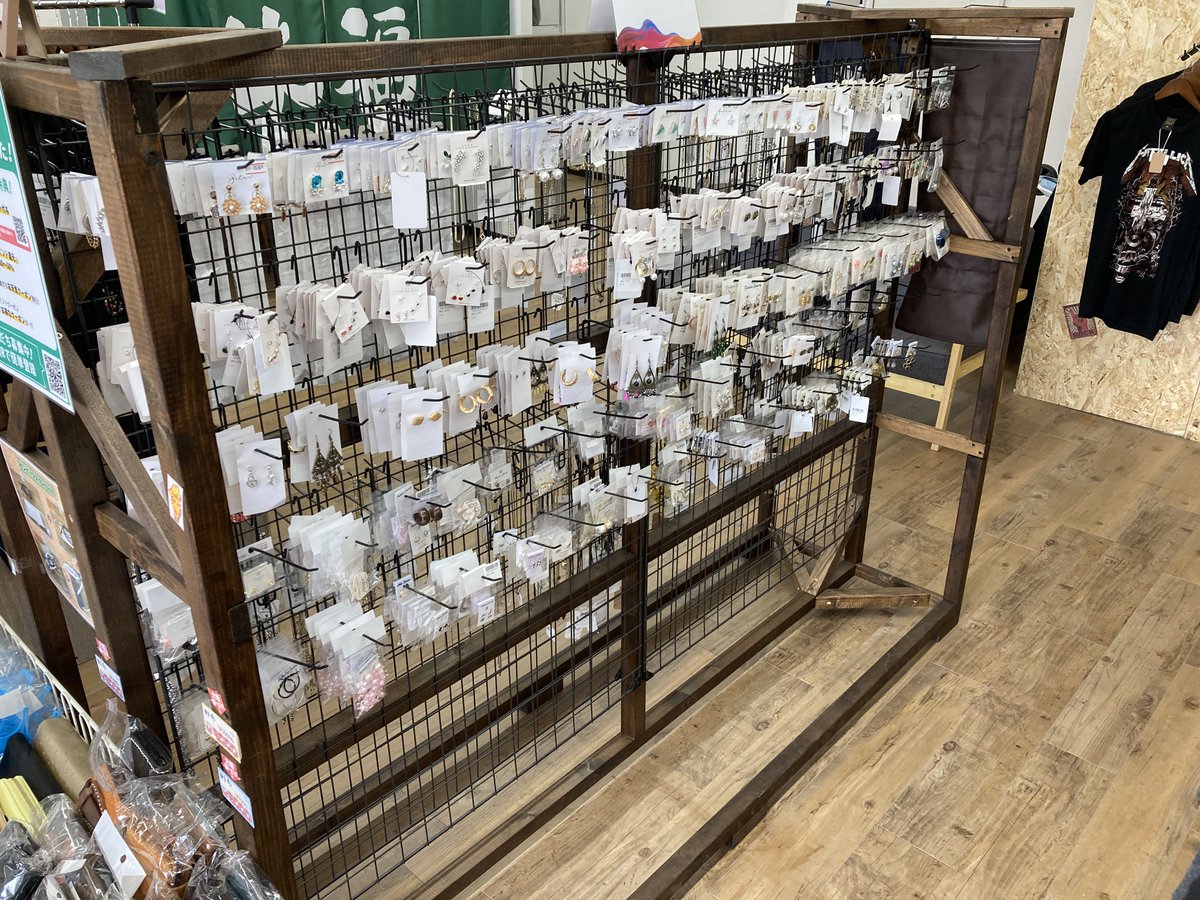 hapinesenmiya's tweet photo. おはようございます！
ハピネ仙台宮千���店オープンしました！！
今日も衣類、雑貨、帽子などなど安い！！
衣類であればTシャツなどトップスは300円から販売しております🙆‍♀️✨
#ハピネ #仙台 #宮千代 #古着 #帽子 #雑貨 https://t.co/S05u5i3Ggk