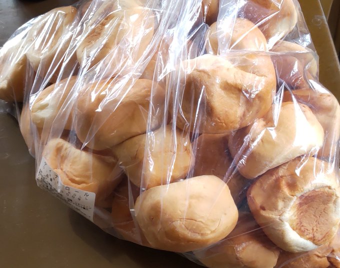 こんにちは(・∀・)
スーパーでコストコやってたので大量のディナーロール買って、お気に入りのワイン赤・白買ってきました🙂
このワインはボクのお気に入り🍷 