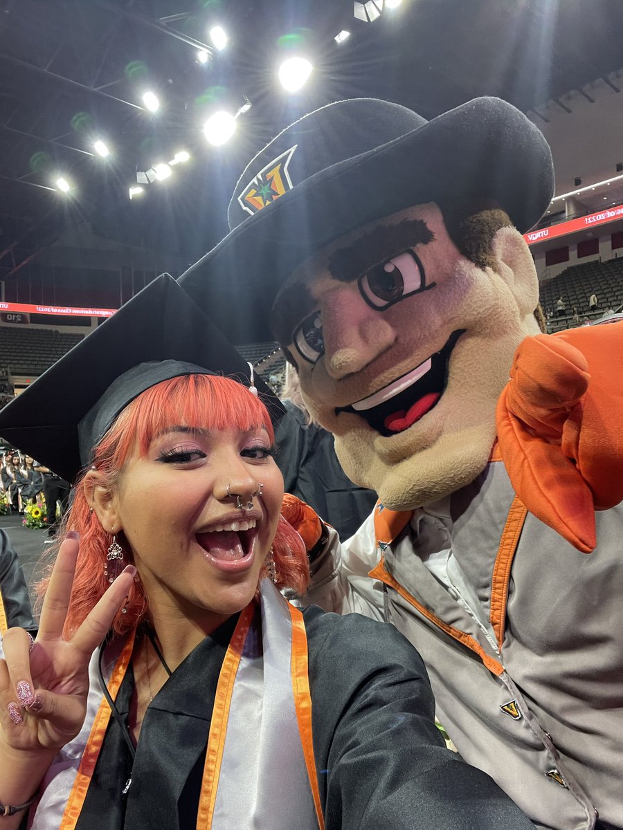 cecysux's tweet photo. oh hey i graduated college !! https://t.co/u5CgPYn6IG