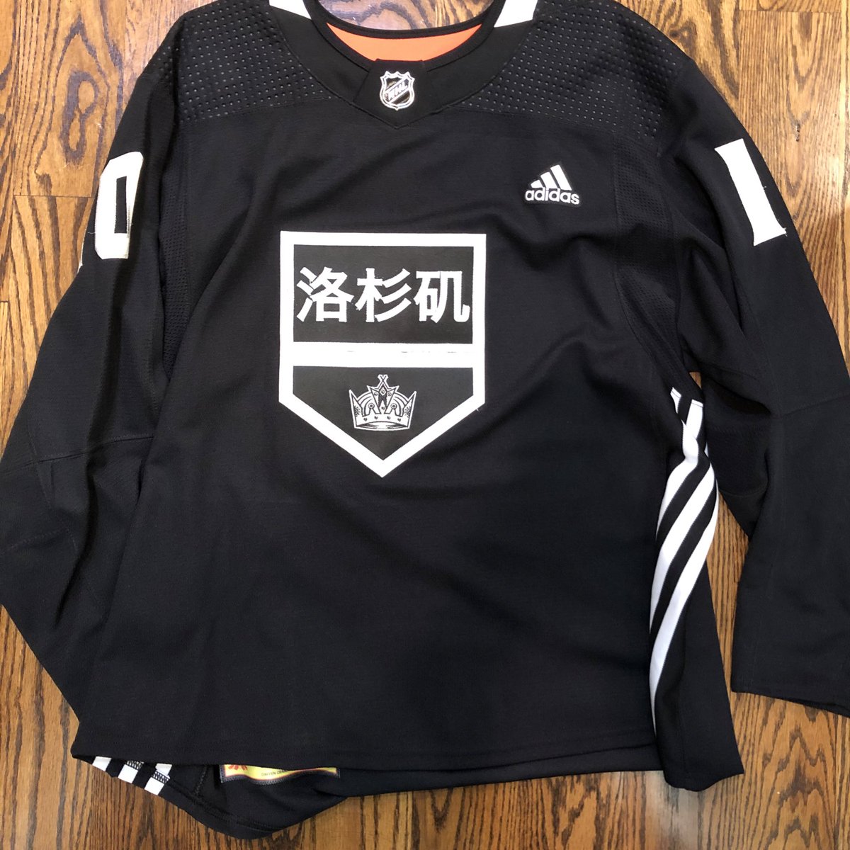 thingone's tweet image. As a Chinese American Kings fan, I’ve wanted a Chinese Heritage jersey since the first time the #GoKingsGo iced them. I never thought it would happen, but I was finally able to acquire one. And I still can’t believe it’s part of my Kings collection!