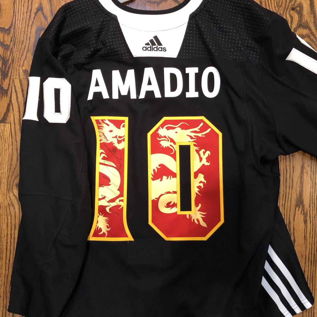 thingone's tweet image. As a Chinese American Kings fan, I’ve wanted a Chinese Heritage jersey since the first time the #GoKingsGo iced them. I never thought it would happen, but I was finally able to acquire one. And I still can’t believe it’s part of my Kings collection!