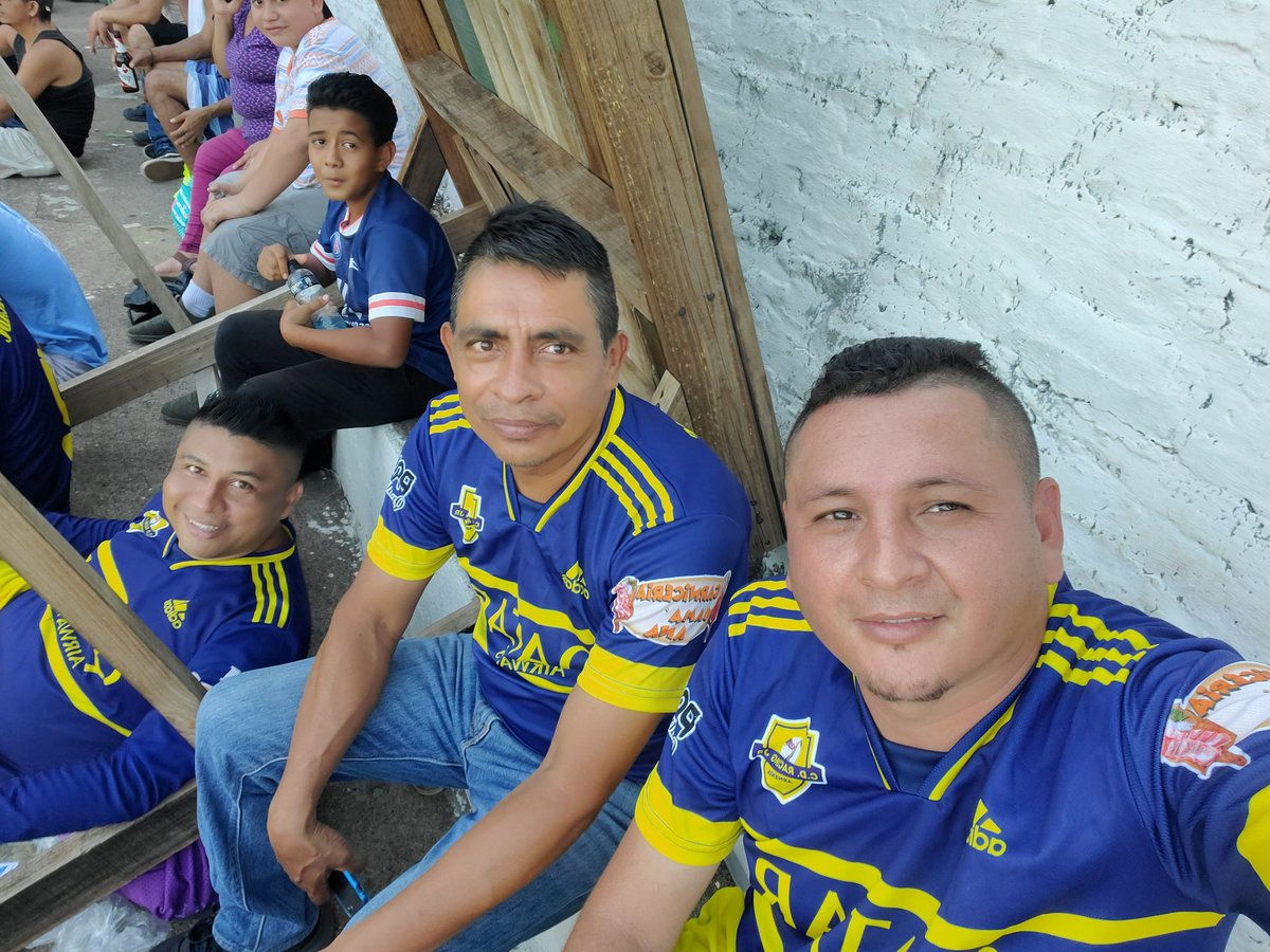 IsantonioLuis's tweet photo. Día de fútbol mi pasión 💜💛 https://t.co/Icsv0tMp1D
