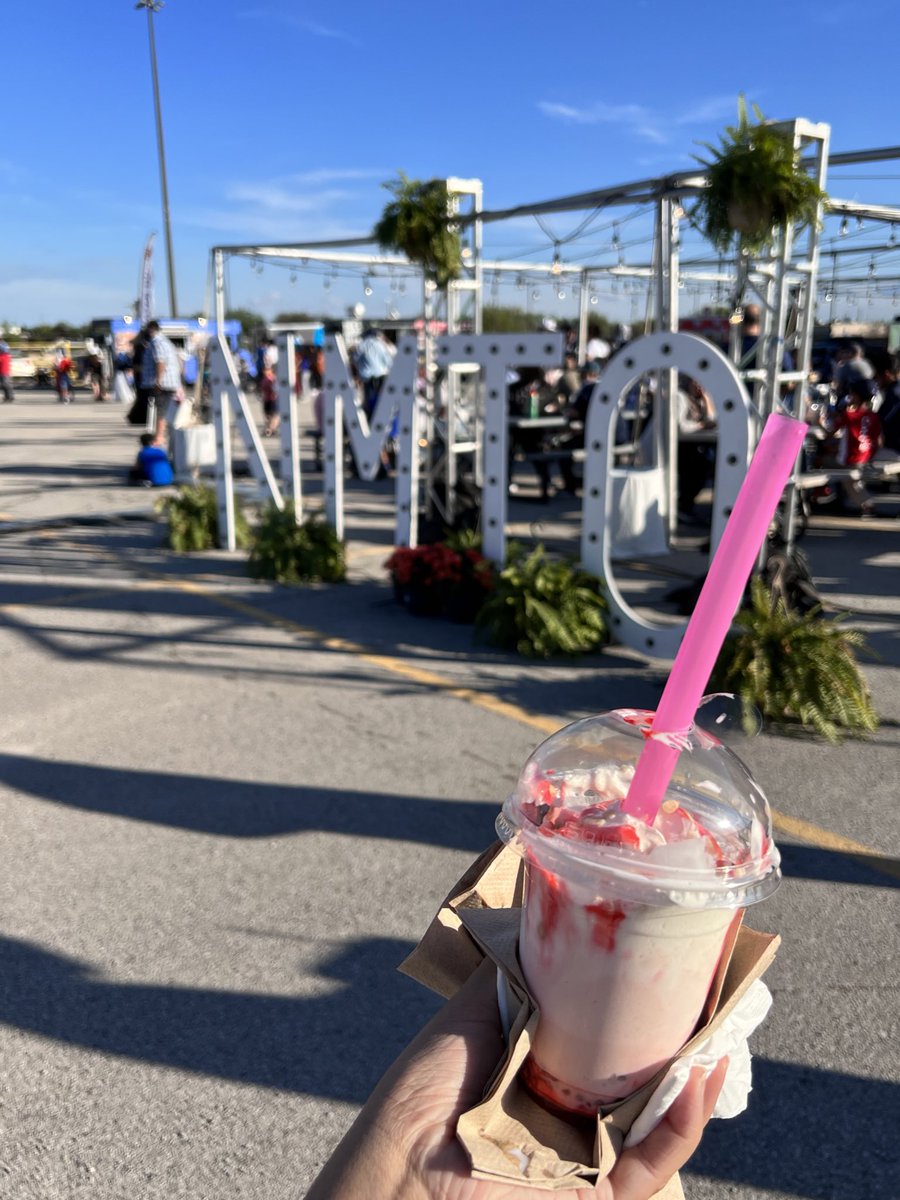 HenaAwan's tweet photo. Supporting Canada’s first ever #HalalFoodTour by @NightMarketTO in Milton this weekend 👏🏽 Who can say no to a #Faloooda 👌🏽 Local vendors and #FoodTrucks headed to Waterloo next! #nightmarketto #halal #nmto https://t.co/duybzw0d9L
