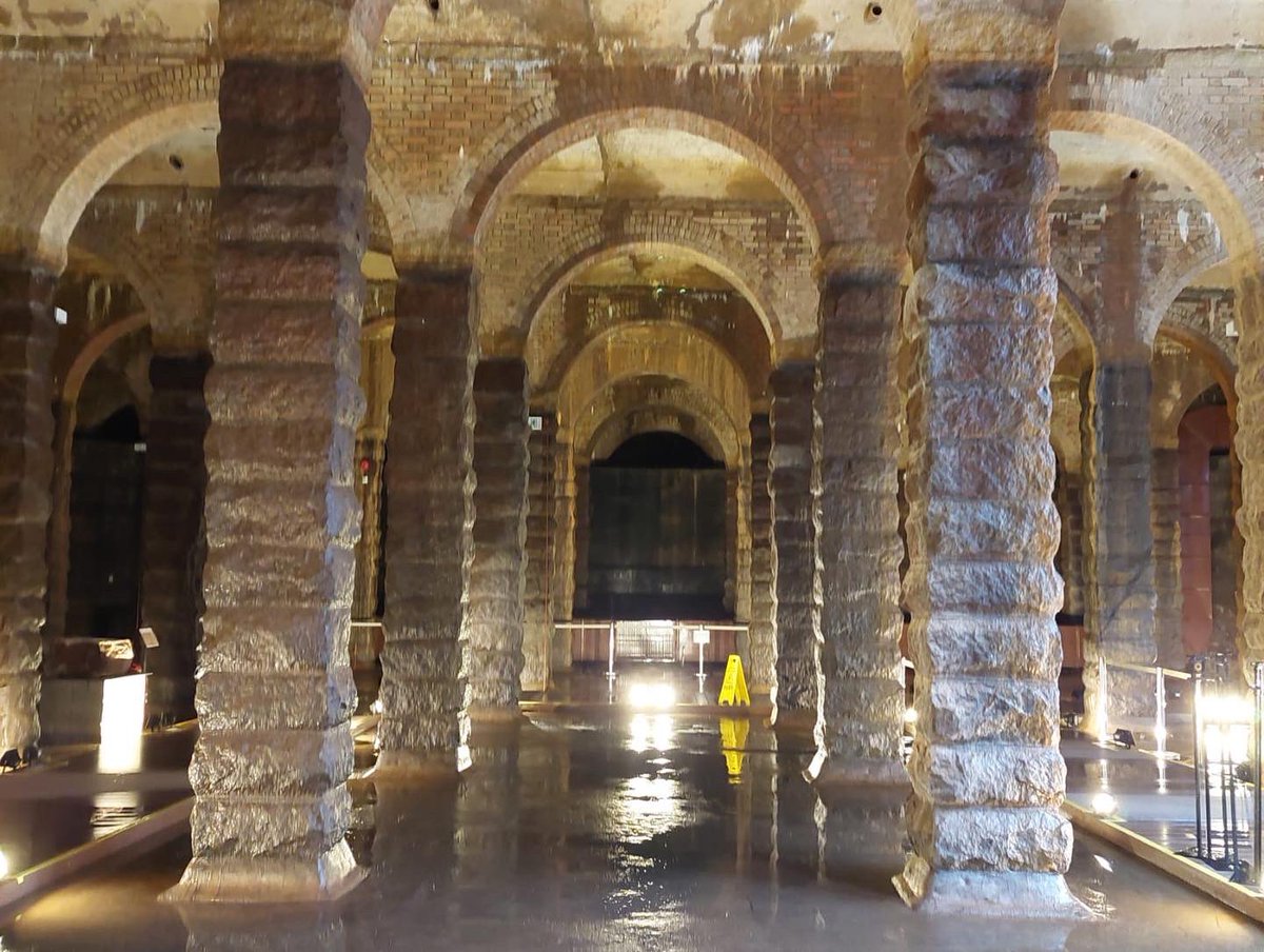 HoHoGoExperienc's tweet photo. 前深水埗配水庫前賞團即將重新啟動，連日來的滂沱大雨，有沒有令配水庫重新注水？答案是：沒有🤣，所以唔需要着水鞋入嚟😬👢🌂 #小心地滑 就ok 😙

#前深水埗配水庫 #hohogoexperience  #culturalexchange #DiscoverHongKong #好好過生活導賞 #storytellingtrip #HKHistory #HongKongTravel #HKCulture https://t.co/CcW3cgBGyW