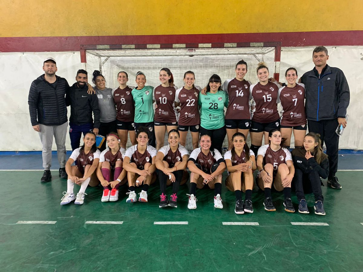 caplatense's tweet photo. [Handball] #Mayores #Damas #PrimeraDivisión @femebal 

💪🏻 ¡Otra triunfazo de las “Calamares”!

✔️ Como visitantes, vencieron a Cideco B por 29-23

🔢 7 ganados, 1 empate y 1 caída para seguir en el 2º puesto, a dos puntos de Munic. de 3 de Febrero.

#SiemprePlatense🤎 https://t.co/1XUSl6J1JZ
