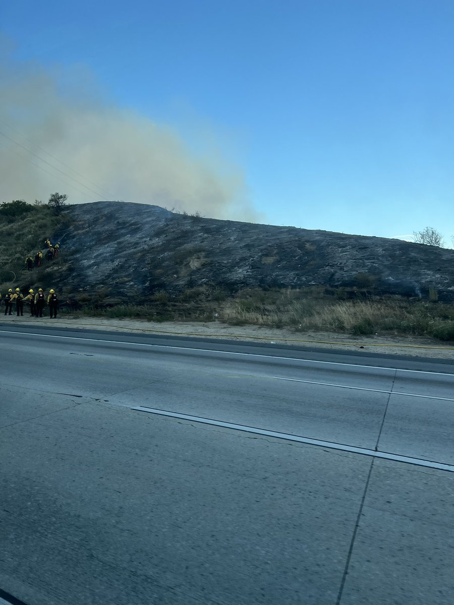 Fire right next to the northbound #I15 near #OldHighway395. Looks like a car may have started it. If you’re headed north, it slowed us down for about 30 mins. #sandiego #brushfire #fallbrook