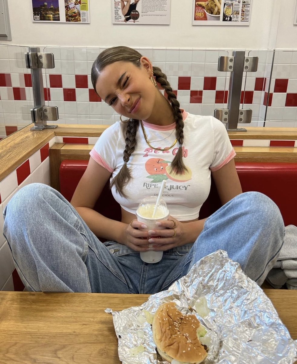 bratchics's tweet image. could i get fries w that ?