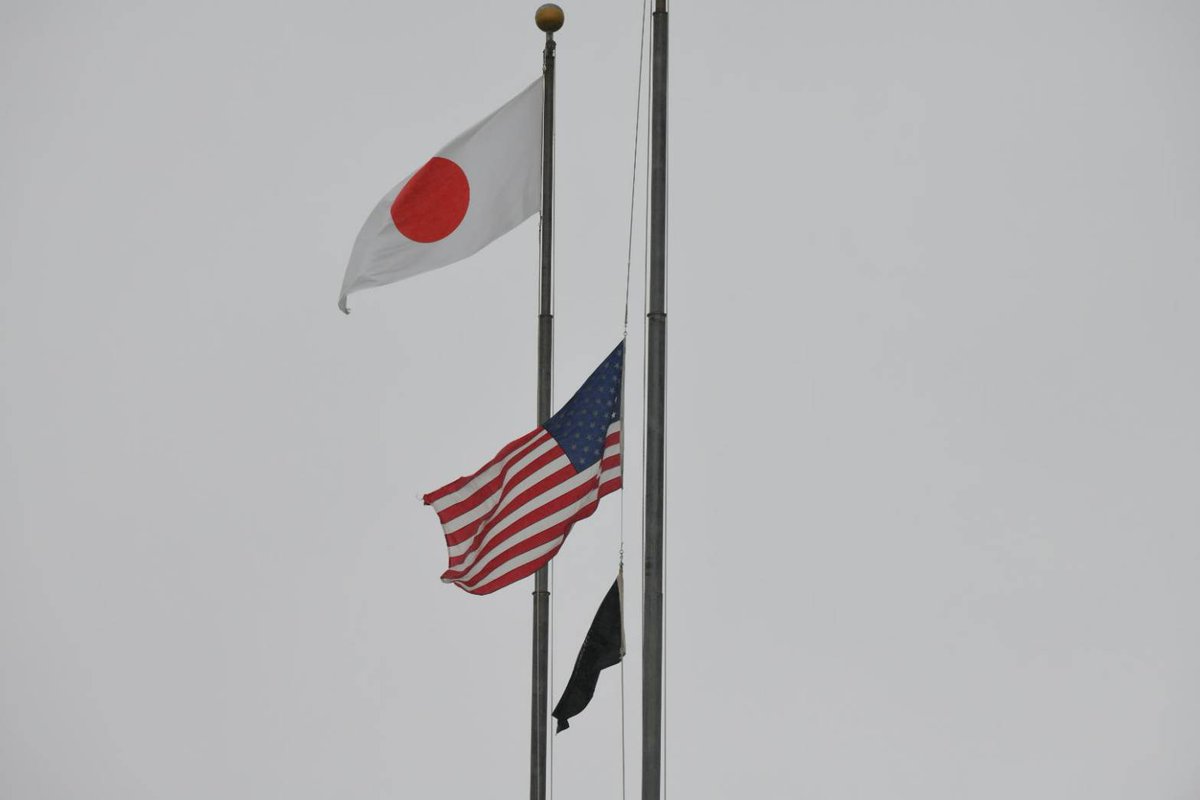 琉球新報 S Tweet 午前10時2分 雨に濡れた日本国旗と半旗の米国旗 北中城村の米軍指令部 復帰50年 沖縄 ドキュメント Trendsmap