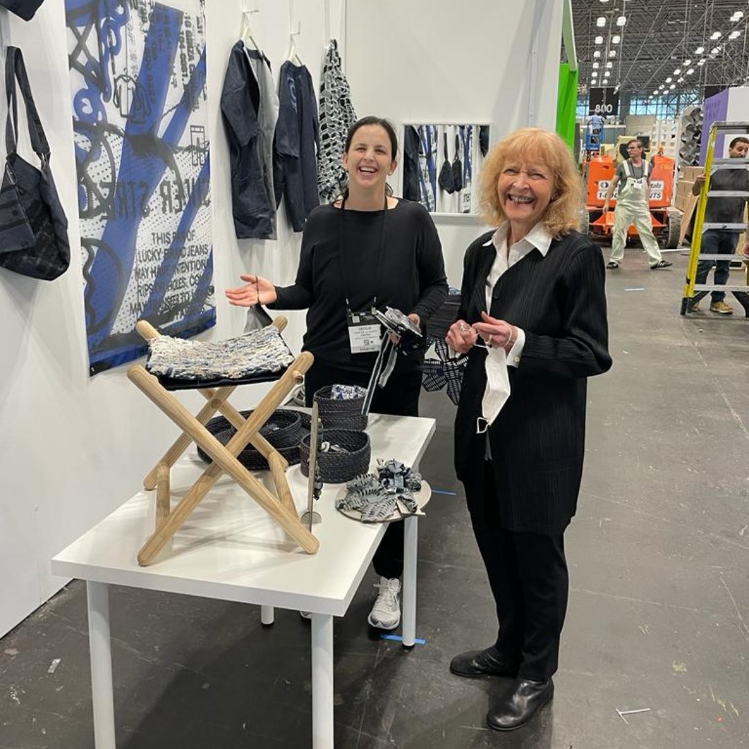 centro_news's tweet photo. Hoy terminaron su workshop y con todo lo aprendido, montaron el stand de #INDIGO2022 que está en la feria @ICFF + #WantedDesign Manhattan.

#ComunidadCreativa #SoyCENTRO #CENTROEstudio #DiseñoIndustrial https://t.co/2ht8ihyXfx