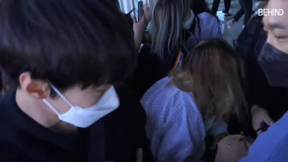 อีเสื้อขาวเบียดเหี้ยไรขนาดนั้นอะอีดอก กุเป็นการ์ดกุจะผลักให้กระเด็นเลย อีสัส