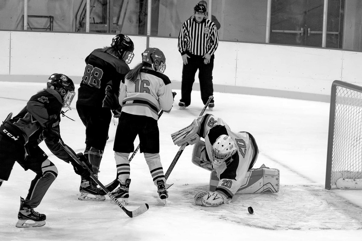 teschstearsheet's tweet photo. @pix_by_joshua #realcamera #fujifilmxt4 #hockey #blackandwhite https://t.co/tZMjMEhy7F