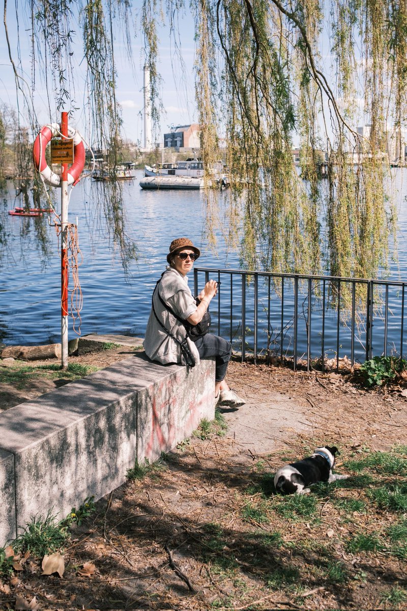 hyunsguns's tweet photo. berliners in their element/headgear #streetphotography #berlin #fujifilm https://t.co/55qSXhMsDg