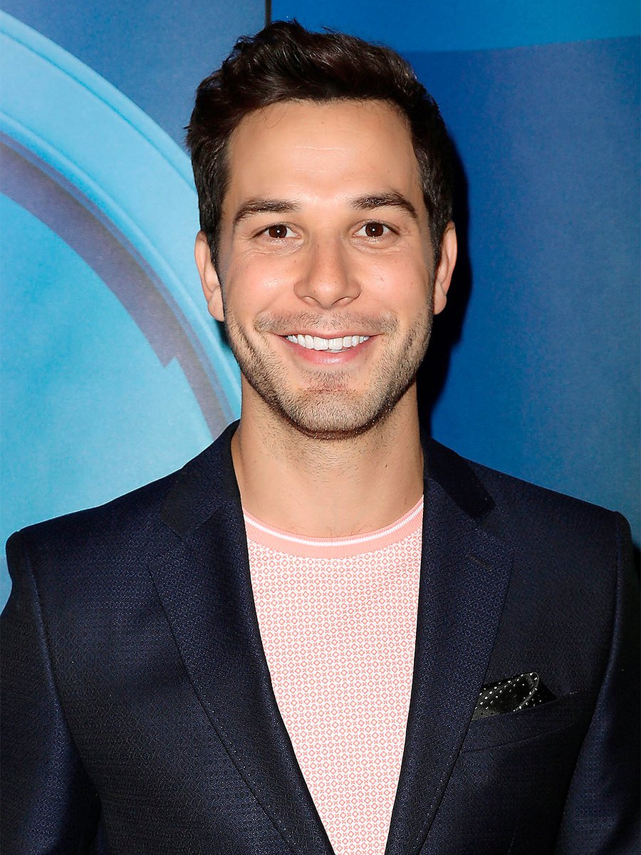 kevnt's tweet photo. Can’t unsee Mika = Ben Siller + Skylar Astin #Eurovision https://t.co/QEIa07oVF2