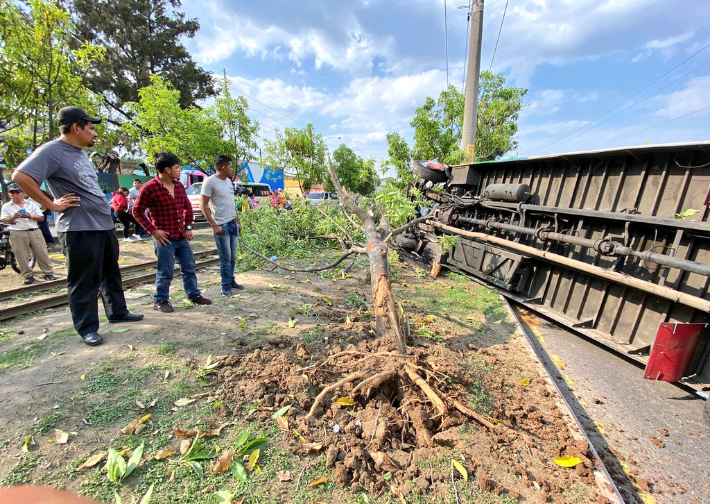 Ayudante queda bajo un bus tras accidente; testigos intentan rescatarlo