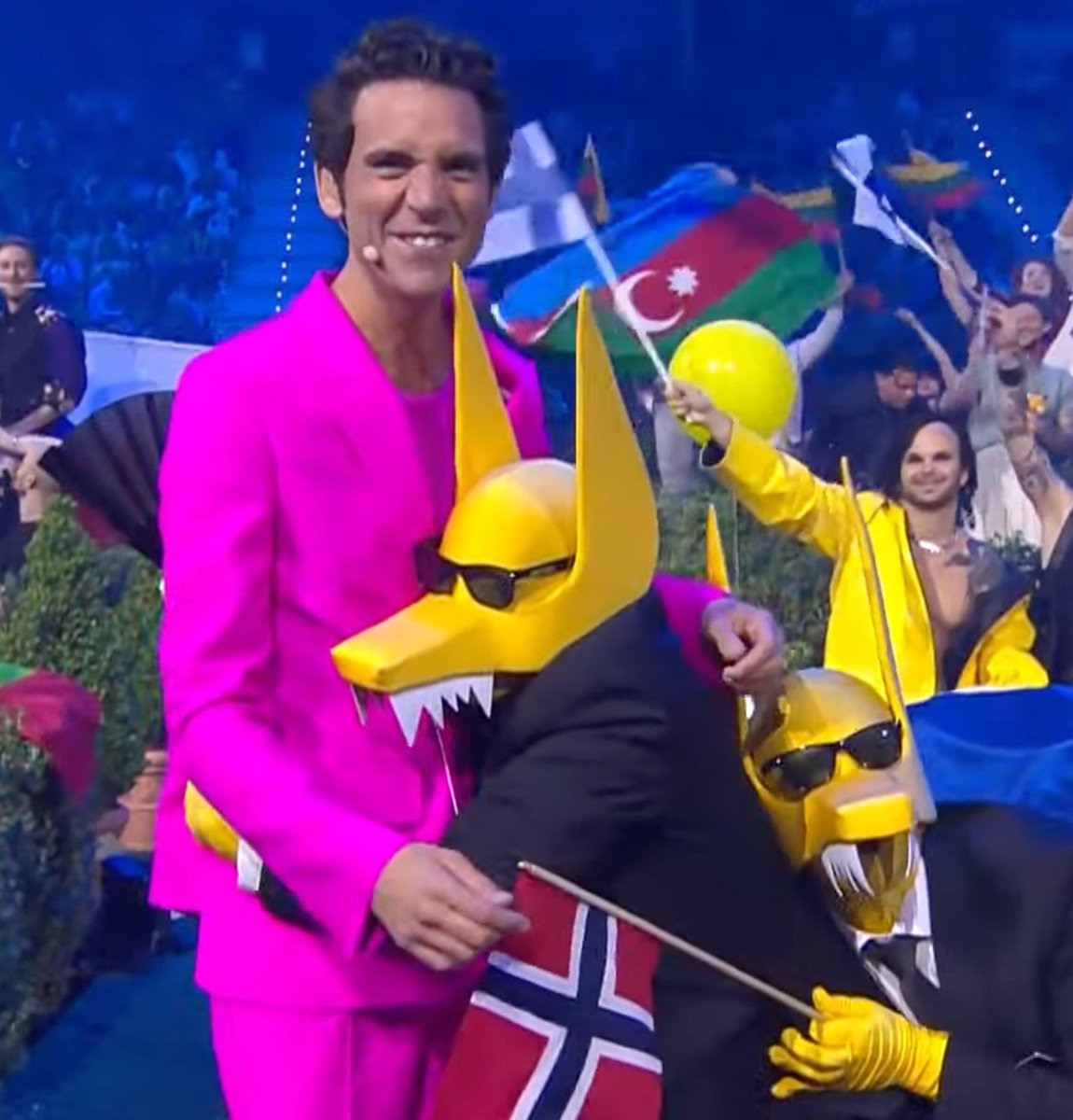 arryetta's tweet photo. Why is Mika looking like pink flamingo? 
So camera man could easily find him.
#EUROVISION #ESC https://t.co/gBw2RBn7bu
