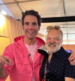 masterbasildon's tweet photo. okay but mika looks like if i was a disney prince??? #Eurovision https://t.co/a1bpxRY8dx