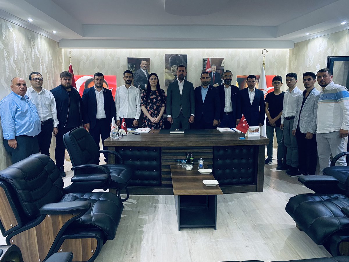 mutlu_furtana's tweet photo. 📍BAHÇELİEVLER

3.Bölge ilçe başkanları toplantımıza habersiz katılarak sürpriz yaptık🙂

İlçelerimizin çalışmaları hakkında bilgi aldık.Mücadeleleri için ilçe başkanlarımıza,ev sahipliği yapan Bahçelievler ilçe başkanımız ve geleceğin teminatı Alperenlerimize teşekkür ediyorum. https://t.co/geYB3T4UzW