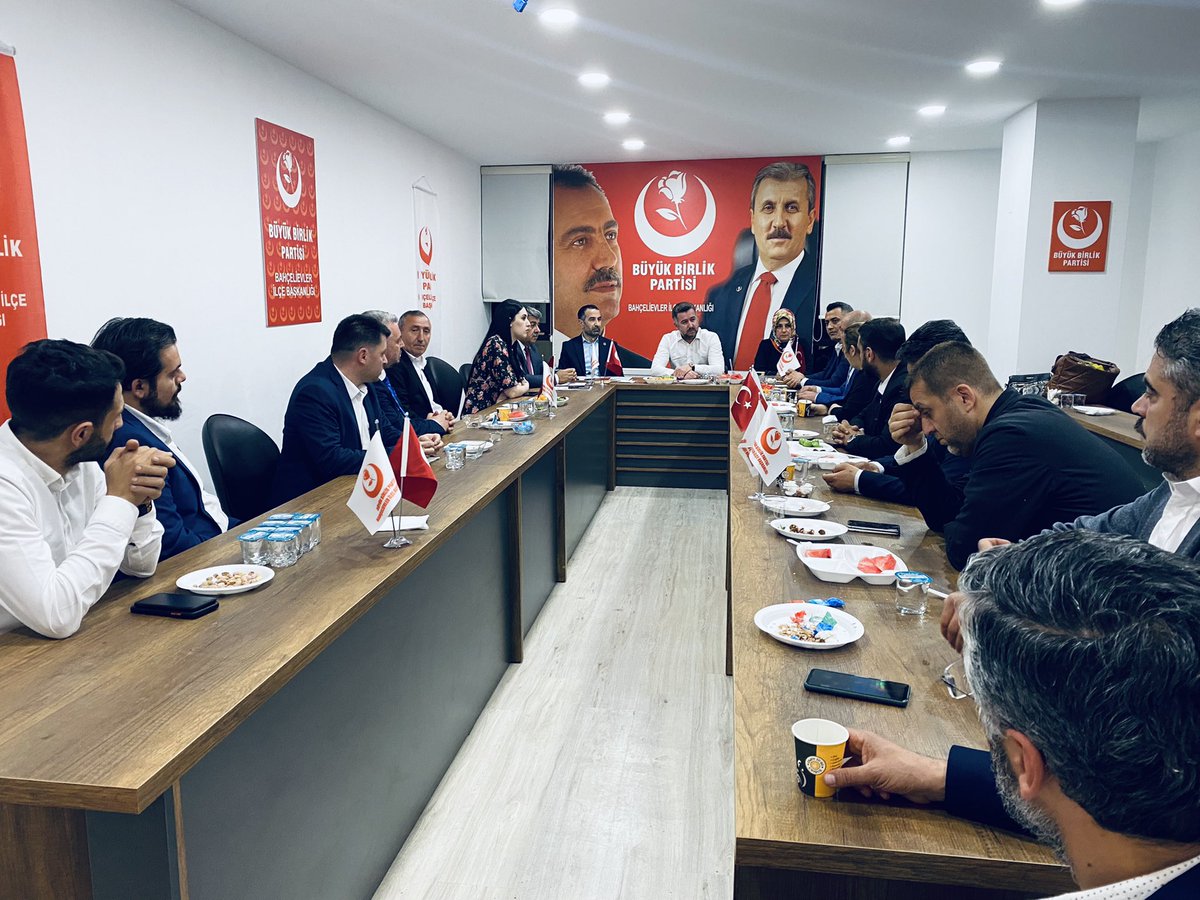 mutlu_furtana's tweet photo. 📍BAHÇELİEVLER

3.Bölge ilçe başkanları toplantımıza habersiz katılarak sürpriz yaptık🙂

İlçelerimizin çalışmaları hakkında bilgi aldık.Mücadeleleri için ilçe başkanlarımıza,ev sahipliği yapan Bahçelievler ilçe başkanımız ve geleceğin teminatı Alperenlerimize teşekkür ediyorum. https://t.co/geYB3T4UzW