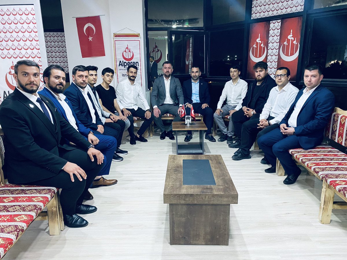 mutlu_furtana's tweet photo. 📍BAHÇELİEVLER

3.Bölge ilçe başkanları toplantımıza habersiz katılarak sürpriz yaptık🙂

İlçelerimizin çalışmaları hakkında bilgi aldık.Mücadeleleri için ilçe başkanlarımıza,ev sahipliği yapan Bahçelievler ilçe başkanımız ve geleceğin teminatı Alperenlerimize teşekkür ediyorum. https://t.co/geYB3T4UzW