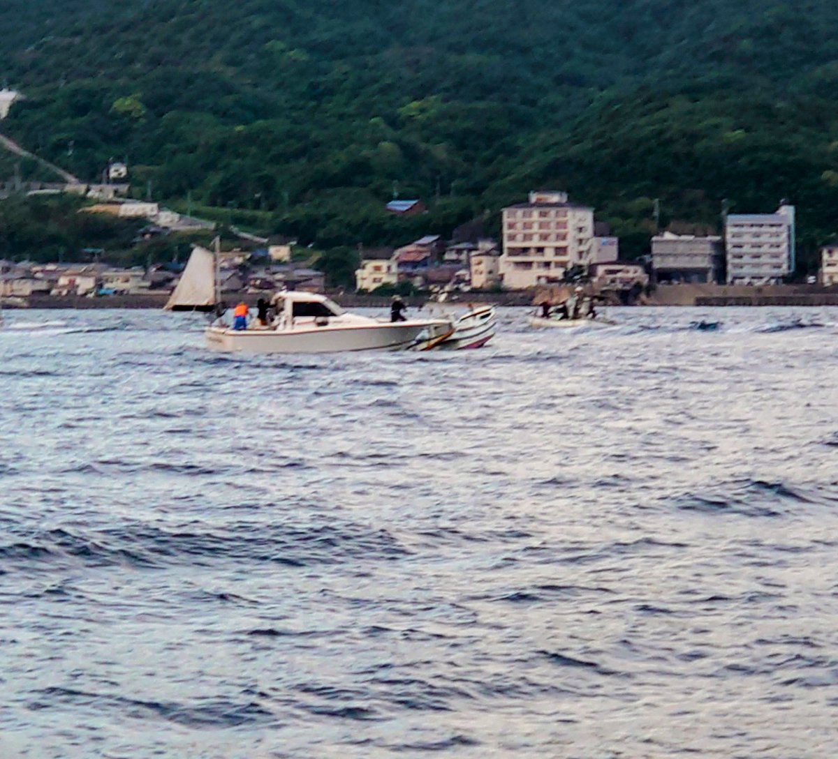 norick728's tweet photo. 橋の下あたりで釣り船がぶっかったのが見えた〜。大丈夫だったみたいやけど、気い付けてくれんとなぁ https://t.co/noYqmK7FDi
