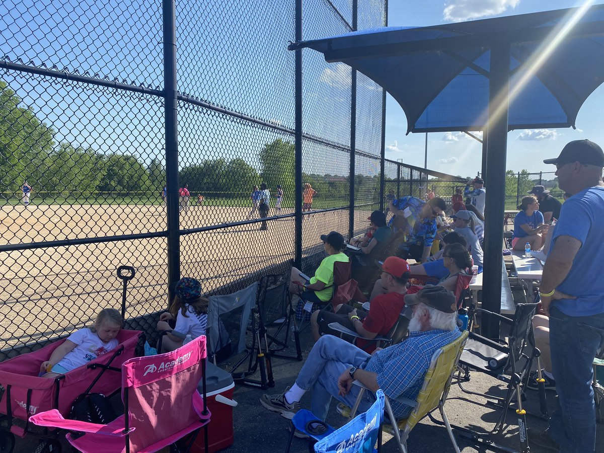 dawnlkr's tweet photo. Seeking some shade while supporting Velocity Academy 14C @HawaiianHitfest #HawaiianHitfestFP22 #VelocityAcademyPG14C https://t.co/nsSsXDfh6J