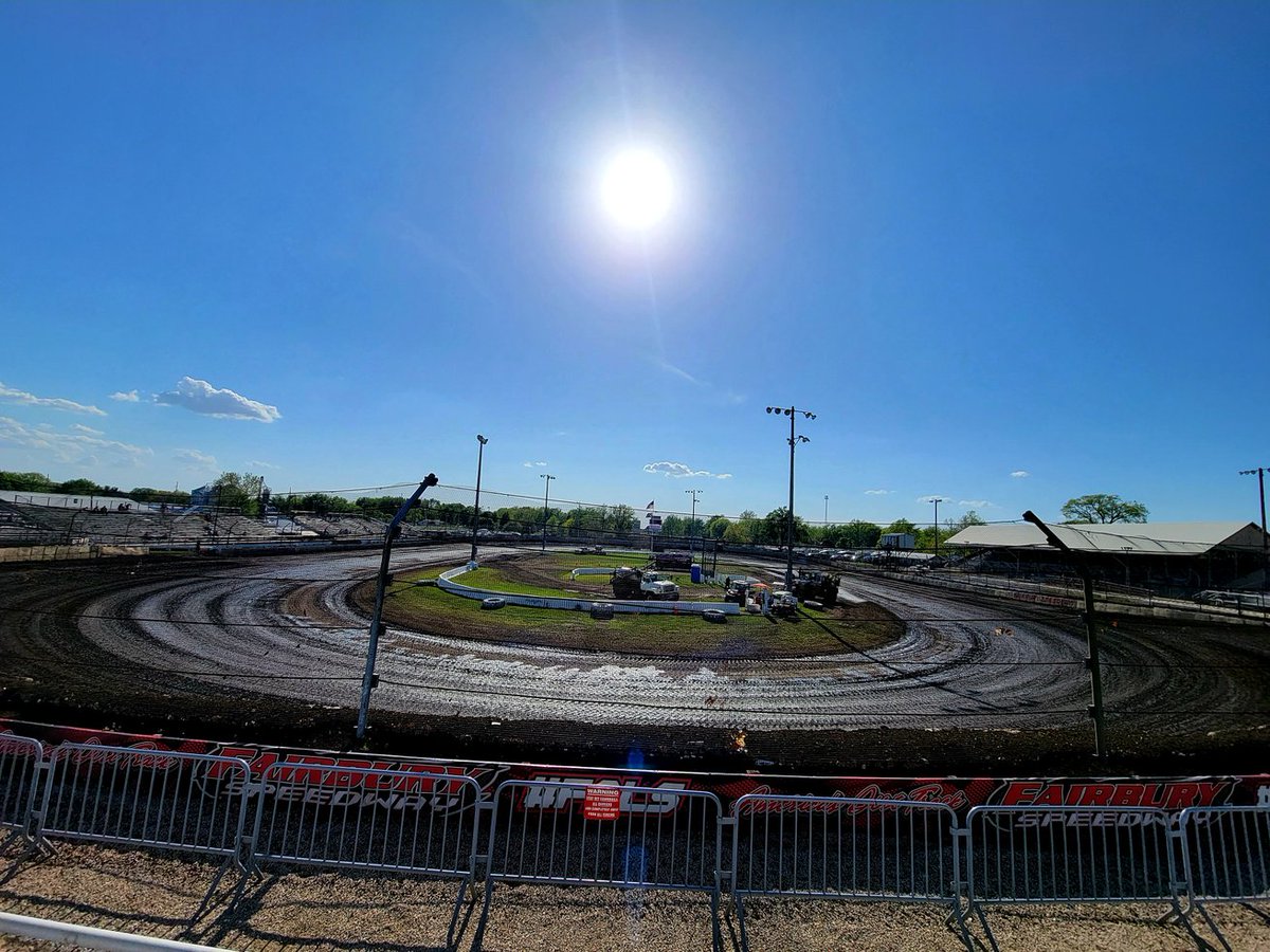 MARSDirtRacing's tweet photo. The sun is shining over @FALS_NATION for tonight's $30,000-to-win #SpringShootout featuring the @MarsLateModel Series. You can catch all the action on @FloRacing 👽 https://t.co/Qvlgcg3TKM