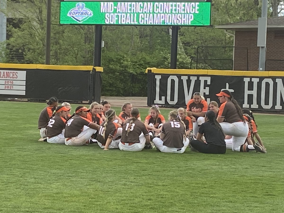 BGSUSoftball's tweet photo. A tough one today, but it in no way diminishes a successful weekend &amp; a tremendous season. The future is bright for this Falcon team!

#AyZiggy | 🥎🧡🥎🧡🥎 https://t.co/wbWn8yqcrn
