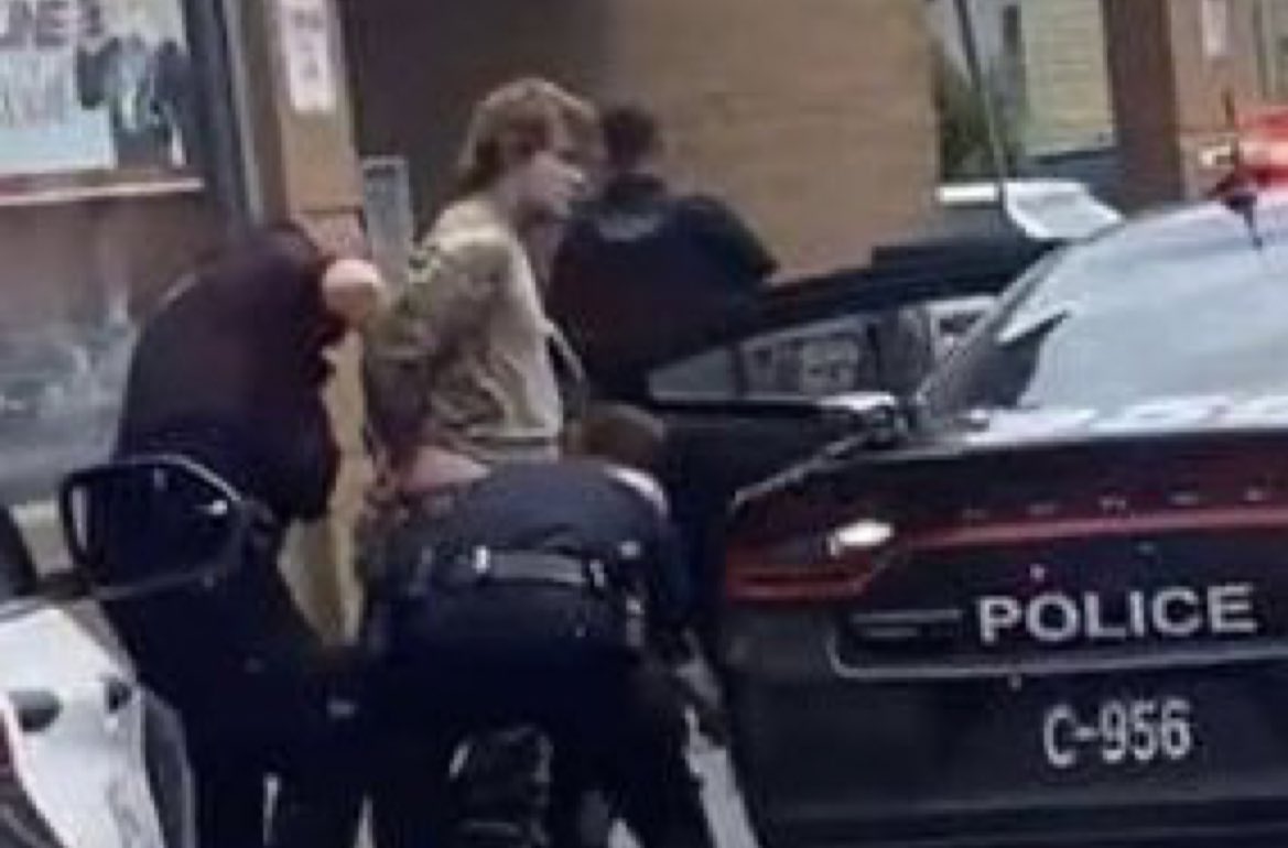 BSO's tweet photo. White supremacist terrorist writes a manifesto detailing his plans to kill as many black people as possible in Buffalo because of the stuff he’s heard on Fox News. Live streams murdering multiple people and cops treat him like he was jaywalking. Not a mark on him. https://t.co/B9bADfsGrY