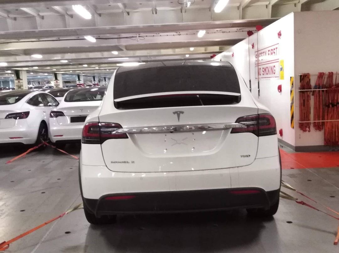 Mayer's tweet image. Estos Teslas estan actualmente pasando por el canal de Panama en un buque.

Como quisiera ver el Gobierno apoyar la idea de traer a Tesla a Panama. Ni el Like ni el RT le han dado a esta causa.