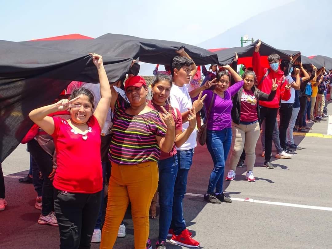 ZenzontleG's tweet photo. #VictoriasDeLaPaz | "Hacia el Sol de la Libertad” Juventud Sandinista 19 de Julio Masaya, realizó Caminata por senderos del volcán Masaya acompañados de banderas Roja y Negro. ✊🏻🇳🇮🔴⚫

#Nicaragua
#2022EsperanzasVictoriosas https://t.co/o5W0AAtqHO