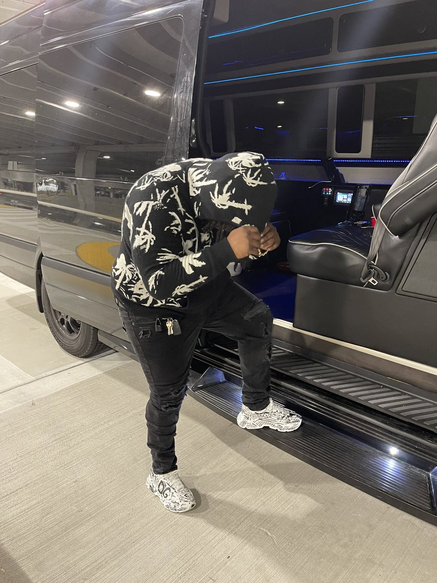 YoungBlackk_'s tweet image. Get A Driver Just To Float Around 🤷🏾‍♂️🦍
#LLK5 #LLDA #LLHLJ