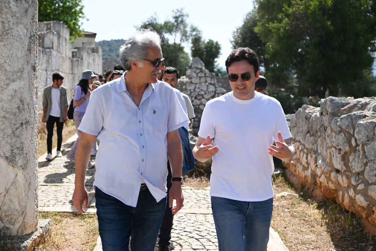 AvOkanKocakaya's tweet photo. @Akdenizun Arkeoloji Bl öğrencilerini Demre’mizde misafir ettik.
Prof. Dr. @nevzatcevik ve Müze Md Nilüfer Sezgin anlatımı ile tarihi yerlerimizden #myra, #noelbaba, #andriake ve Likya Medeniyetler Müzesi’ni gezen geleceğin arkeologları arasında gazeteci @idrisozyol da vardı. https://t.co/gtNV9bHlqi
