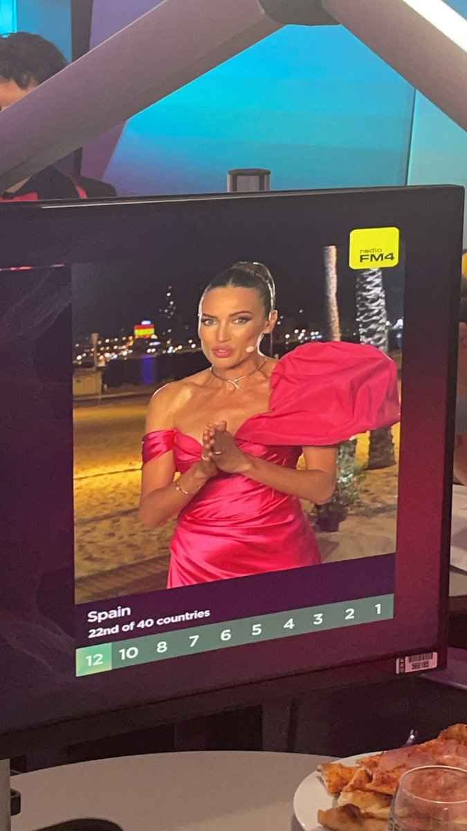 radiofm4's tweet photo. „Da ist der Seiten Airbag aufgegangen.“ #Eurovision #escorffm4 #escorf https://t.co/OVlKkBAniP