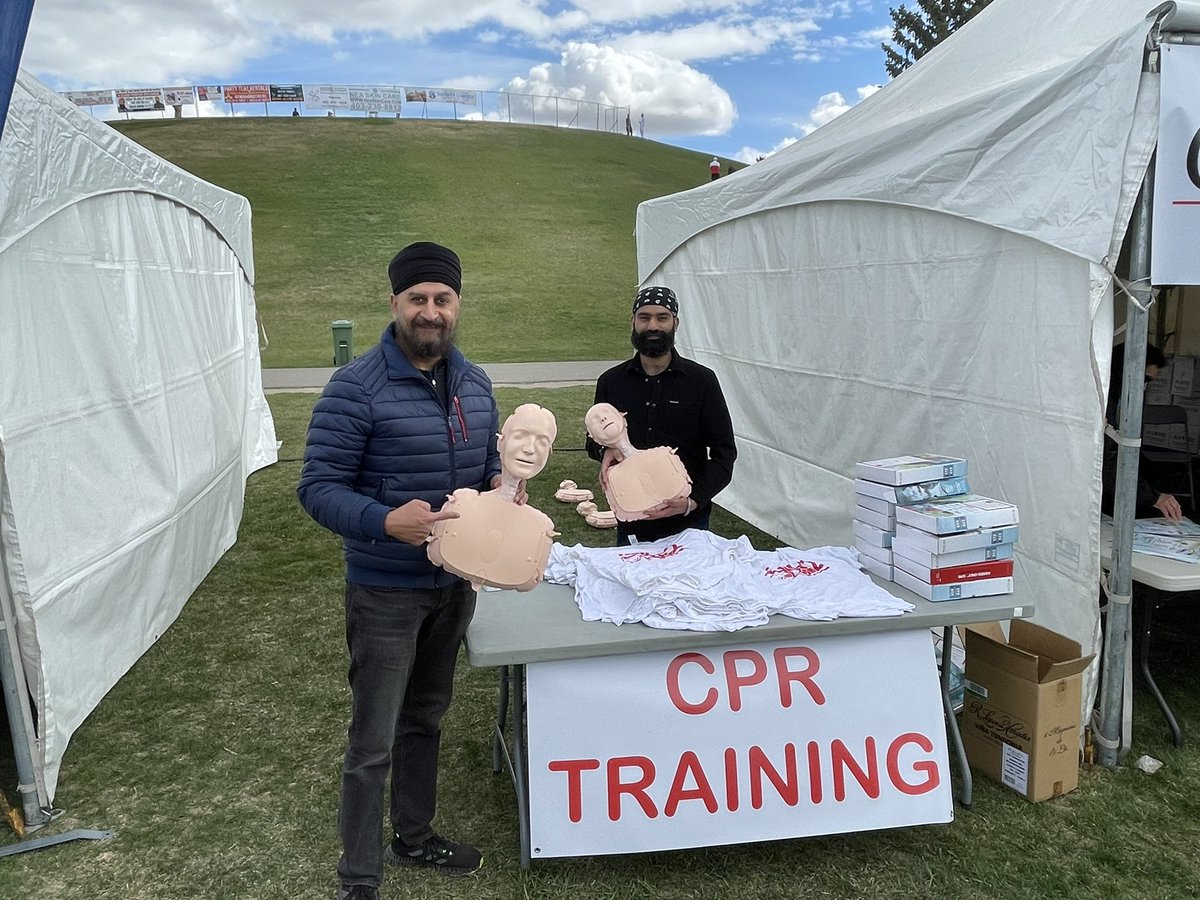 AnmolMD's tweet photo. It was great teaching CPR at the Nagar Kirtan (Singing hymns through the city or some call it “Sikh Parade”).
Over 50,000 Sikhs attended gathering today in #YYC #calgary #dilwalk https://t.co/eH7efdKO6G