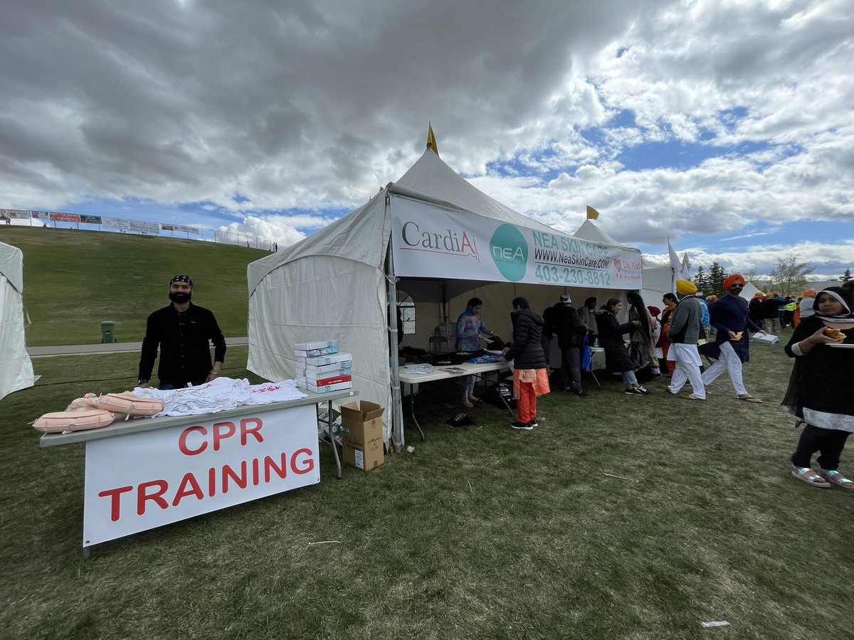 AnmolMD's tweet photo. It was great teaching CPR at the Nagar Kirtan (Singing hymns through the city or some call it “Sikh Parade”).
Over 50,000 Sikhs attended gathering today in #YYC #calgary #dilwalk https://t.co/eH7efdKO6G