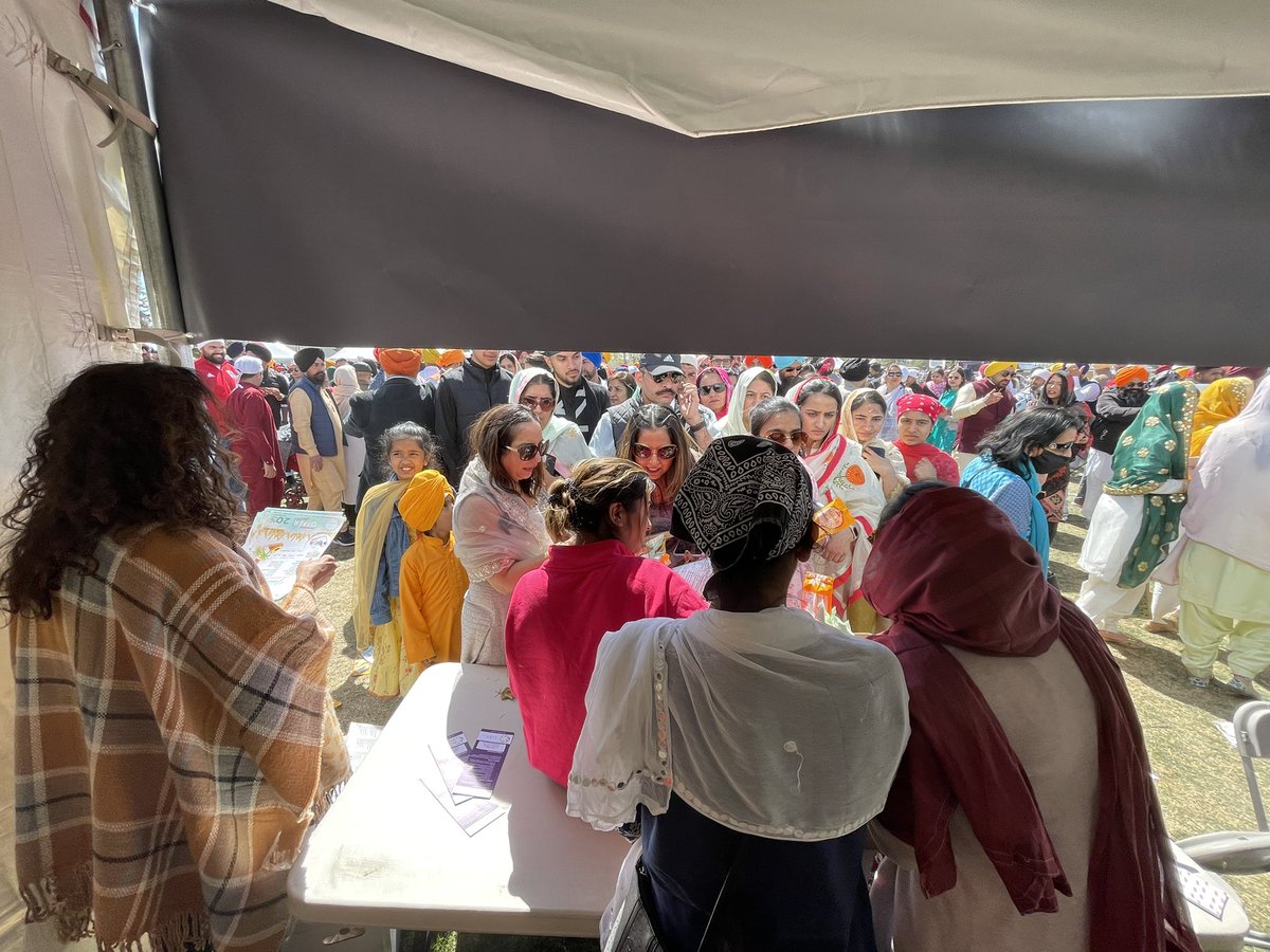 AnmolMD's tweet photo. It was great teaching CPR at the Nagar Kirtan (Singing hymns through the city or some call it “Sikh Parade”).
Over 50,000 Sikhs attended gathering today in #YYC #calgary #dilwalk https://t.co/eH7efdKO6G
