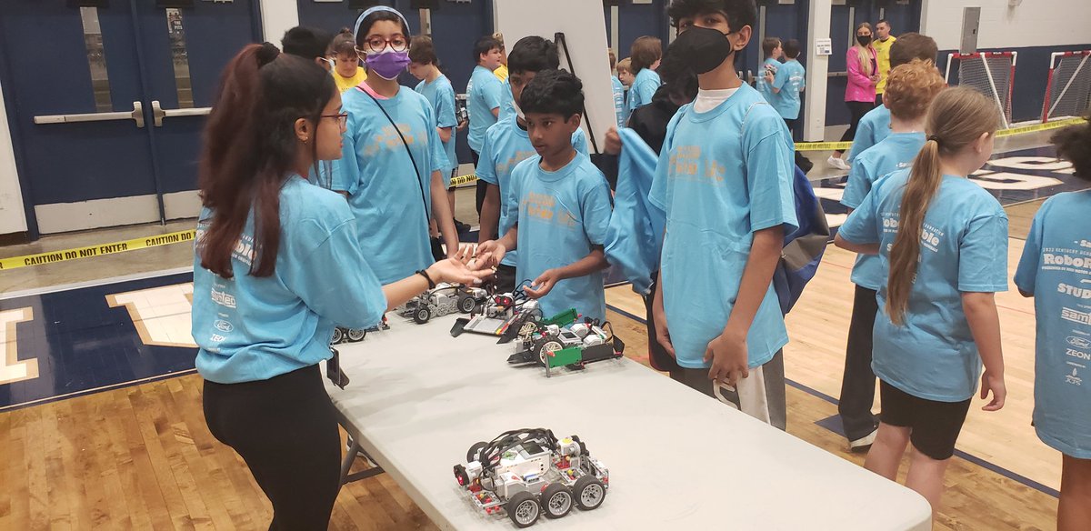 VenitaB_teach's tweet image. If you have to work on a Saturday, THIS is the team to work with!🥰 We LOVE what we do and who we do it for: our students!💜 Robo Rumble was so fun today! Its an amazing experience watching students code robots and competing against each other! #JCPSDigIn @KyDerbyFestival
