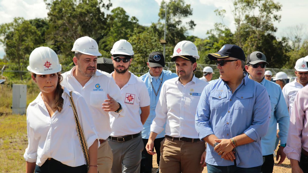 MinEnergiaCo's tweet photo. ¡A Guainía llegó #LaNuevaEnergía, por la equidad y la #TransiciónEnergética de Colombia!

El Ministro @DiegoMesaP y el Pdte @IvanDuque, visitaron la 1ra granja solar en Inírida, con 7.560 paneles solares y capacidad para generar 2,49MWp de energía limpia para 32.100 familias https://t.co/4L13QqLKM6