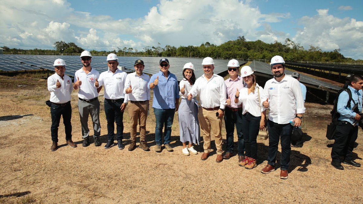 MinEnergiaCo's tweet photo. ¡A Guainía llegó #LaNuevaEnergía, por la equidad y la #TransiciónEnergética de Colombia!

El Ministro @DiegoMesaP y el Pdte @IvanDuque, visitaron la 1ra granja solar en Inírida, con 7.560 paneles solares y capacidad para generar 2,49MWp de energía limpia para 32.100 familias https://t.co/4L13QqLKM6