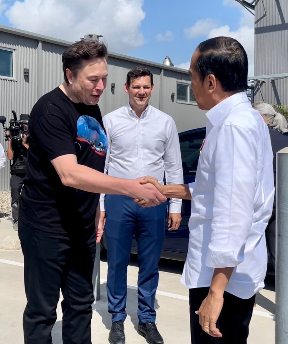kangdede78's tweet photo. Presiden @jokowi melakukan kunjungan ke Space X di Boca Chica, Amerika Serikat, Sabtu, 14 Mei 2022. Presiden tiba di Space X sekitar pukul 10.30 waktu setempat disambut langsung oleh Elon Musk selaku founder Space X. https://t.co/lWQSBElmFP
