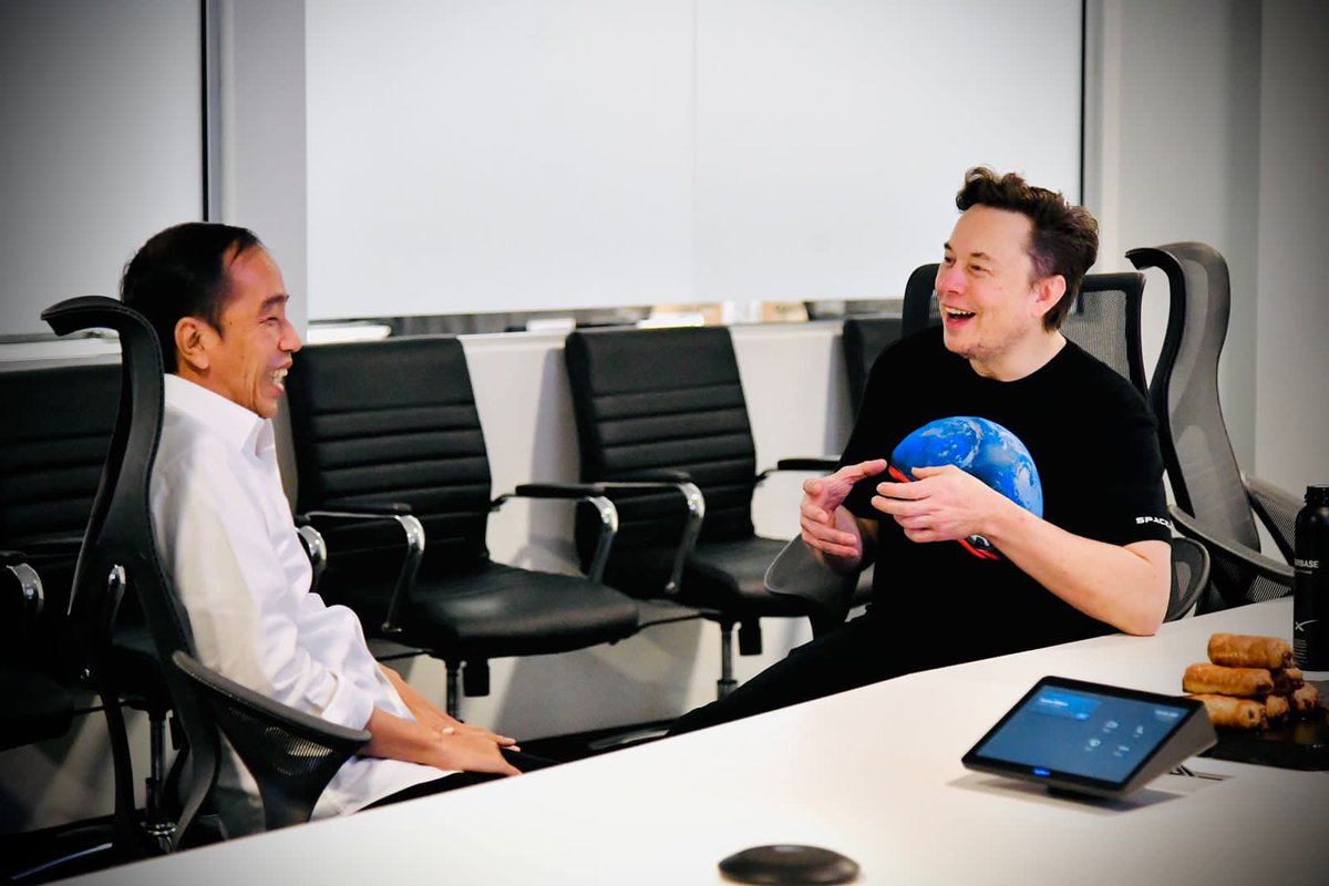 kangdede78's tweet photo. Presiden @jokowi melakukan kunjungan ke Space X di Boca Chica, Amerika Serikat, Sabtu, 14 Mei 2022. Presiden tiba di Space X sekitar pukul 10.30 waktu setempat disambut langsung oleh Elon Musk selaku founder Space X. https://t.co/lWQSBElmFP
