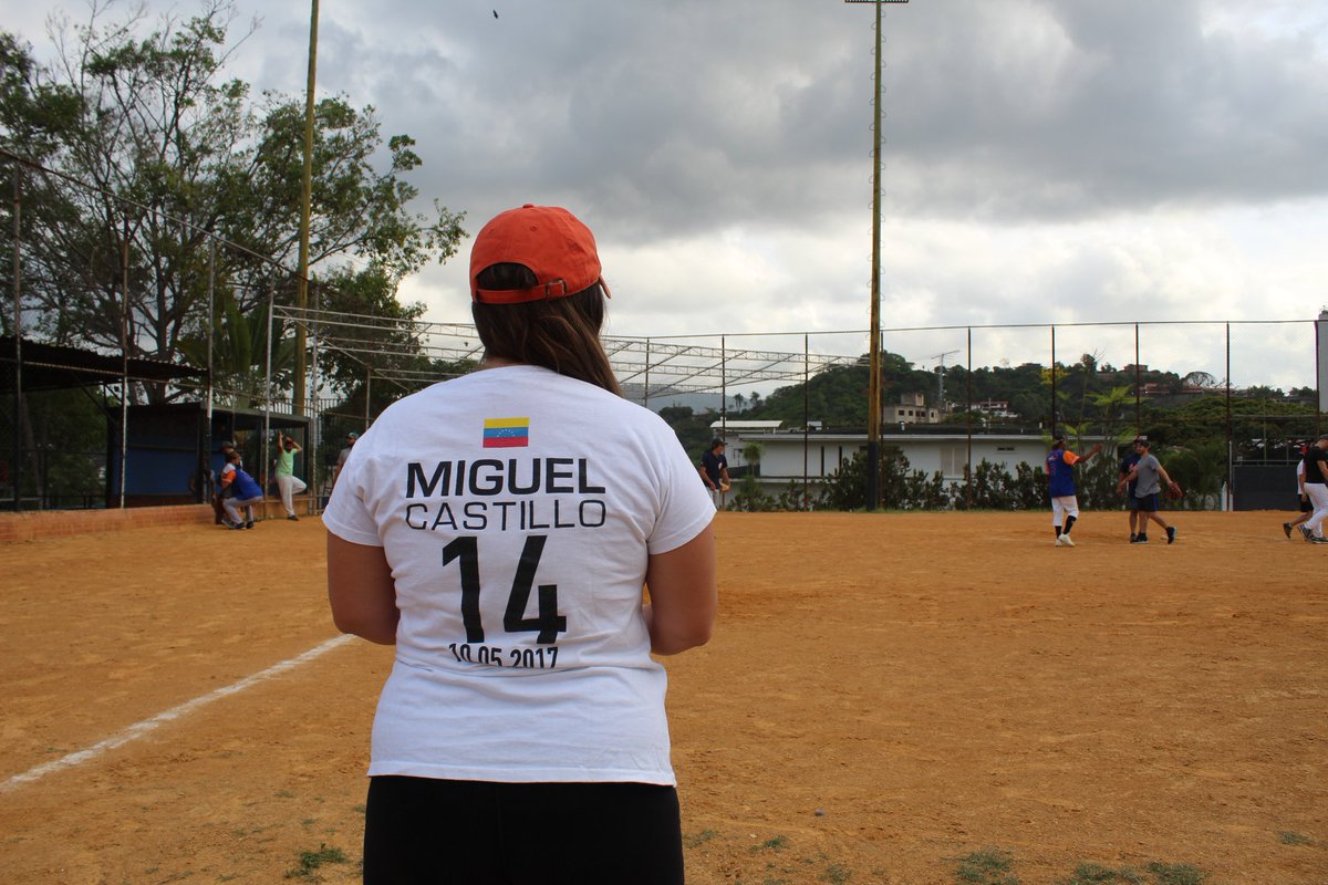 JEPvzla's tweet photo. En el marco de los 5 años de la muerte de Miguel Castillo, familiares y amigos lo recordaron haciendo una de sus actividades favoritas: jugar béisbol ⚾
Una actividad para honrar la vida de Miguel y mantenerlo presente #14May https://t.co/vcwdC2NwY2