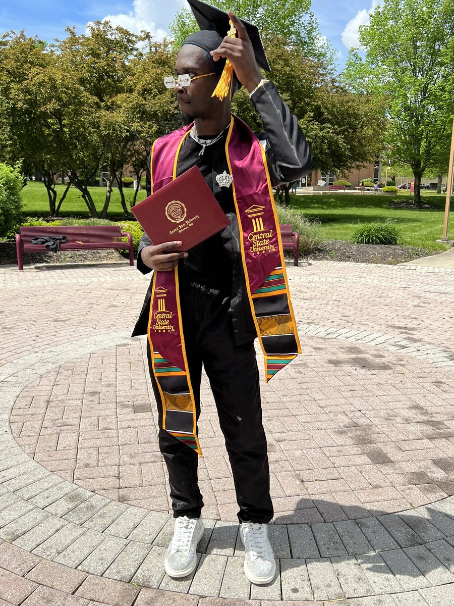 ICONICstylesss's tweet photo. From ICON to GRAD👨🏿‍🎓⭐️🐐 https://t.co/lwaT8iM2BA