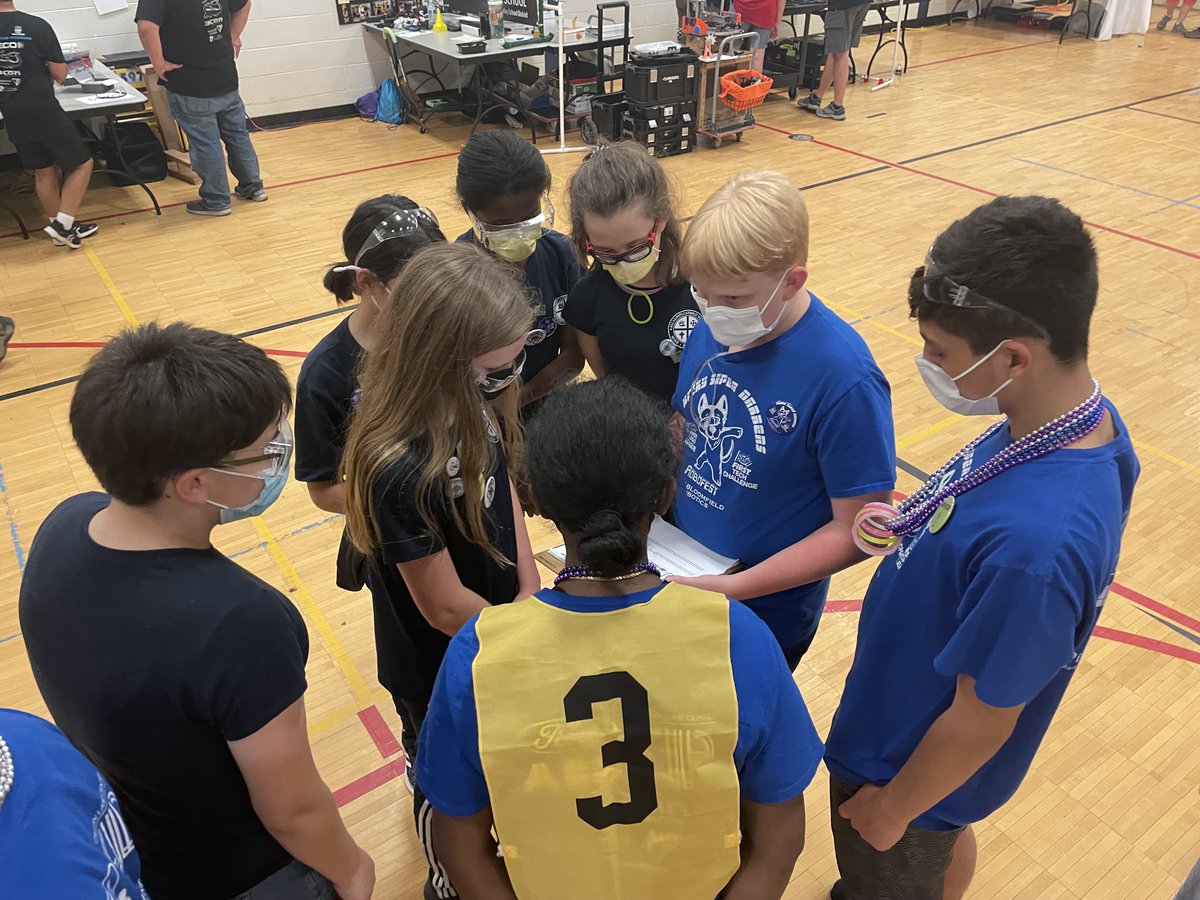 huskysd_14649's tweet photo. We had a great time at the Hartland Spring Fling! We were 4-1 in our qualifying matches ranking us 5th. We were captain of alliance 3, but lost to #2 in the knockout rounds. We did come home as the Connect Award winner, and 2nd place Inspire Award (top award). @WBRobotics #onlyWB https://t.co/nbUPBuSvr9