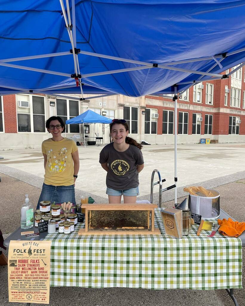 Family business on full display today stay tuned as we will be at some new Farmers Markets this year! Hope@to see you there and we will be announcing where you can find local Chicago honey nearest to you.
#honey #chicago #thehivesupply #smallbeesness instagr.am/p/Cdjgbv3L8i0/