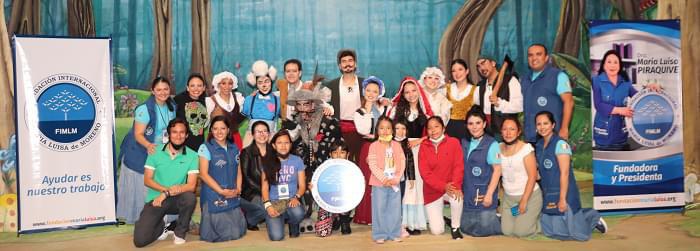 FIMLM's tweet photo. 🇲🇽 ¡Una experiencia inolvidable! Entre risas y regalos 350 niños con sus padres de familia fortalecen valores en la obra de teatro #QuienTemeAlLoboFeroz durante #UnDíaParaElNiño.Gracias @mejorteatro, @KillinPie y @Tiendas_OXXO por este día.

Lee más aquí👉 https://t.co/d0OrNPYpqv https://t.co/nFPMjmrl3h