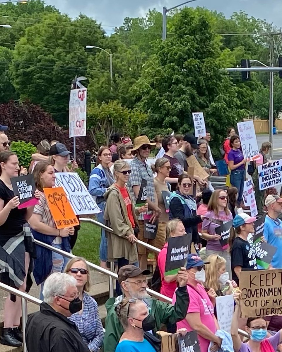 RoaIndivisible's tweet photo. Roanoke and southwestern Virginia showed up, undeterred by heavy rain! #wewillnotgoback #bansoffourbodies #abortionishealthcare #womensmarchroanoke #womensmarchonroanoke #protectchoice #plannedparenthood #voteprochoice https://t.co/kjaRB6r1gx