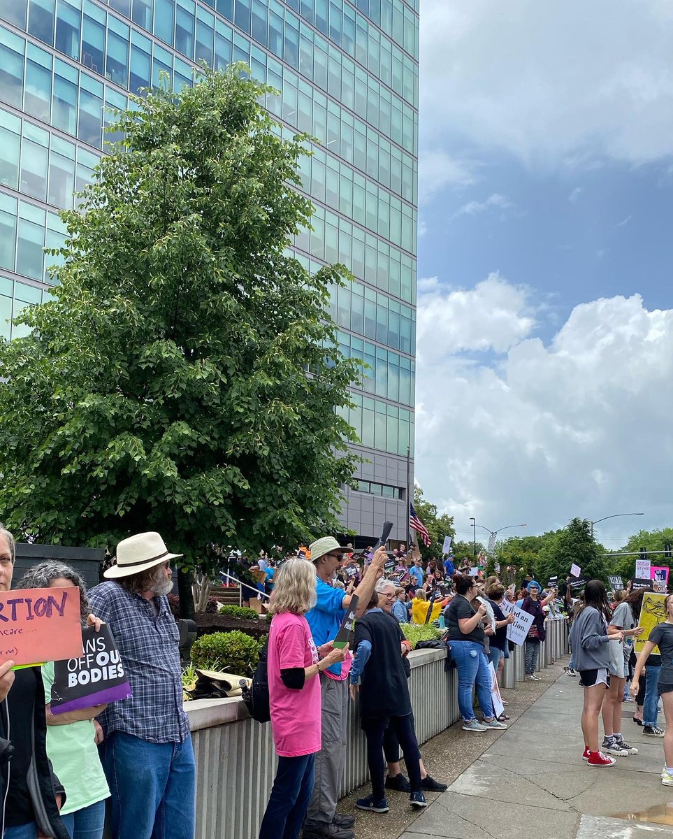 RoaIndivisible's tweet photo. Roanoke and southwestern Virginia showed up, undeterred by heavy rain! #wewillnotgoback #bansoffourbodies #abortionishealthcare #womensmarchroanoke #womensmarchonroanoke #protectchoice #plannedparenthood #voteprochoice https://t.co/kjaRB6r1gx